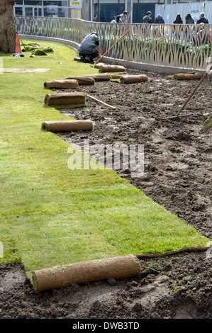 London, England, Vereinigtes Königreich. Verlegung neuer Rasen am Leicester Square (März 2014) Stockfoto