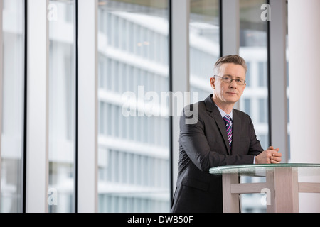 Porträt von zuversichtlich Geschäftsmann im Büro stehen Stockfoto