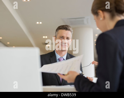 Geschäftsleute in Büro-Kantine Stockfoto