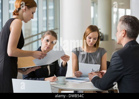 Business-Leute tun Papierkram im Büro cafeteria Stockfoto