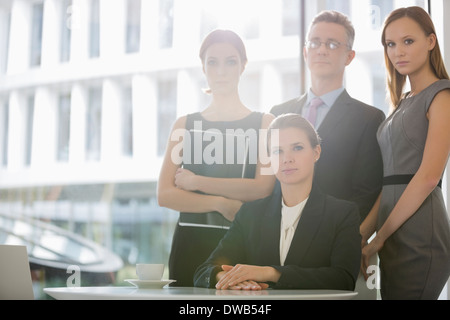 Porträt von zuversichtlich Business-Team im Büro cafeteria Stockfoto