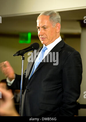 Hollywood, CA, USA. 5. März 2014. Der israelische Ministerpräsident Benjamin Netenyahu befasst sich eine Menschenmenge, die Teilnahme an der premier Screening von Israel: The Royal Tour Credit: Robert Landau/Alamy Live News Stockfoto