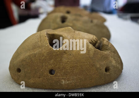 Jerusalem, Israel. 5. März 2014. Das Israel-Museum vereint zum ersten Mal eine seltene Gruppe von 9.000 Jahre alten jungsteinzeitlichen steinernen Masken, die ältesten bekannten bisher, alle ursprünglichen in den judäischen Bergen und Judäische Wüste. Masken werden geglaubt, um die Geister der toten Vorfahren vertreten haben. Dies ist das erste Mal, das die Mehrheit der Masken ausgestellt werden. Bildnachweis: Nir Alon/Alamy Live-Nachrichten Stockfoto