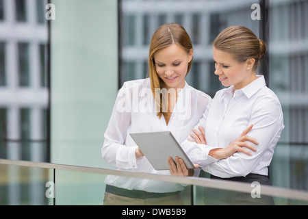 Unternehmerinnen mit digital-Tablette in office Stockfoto