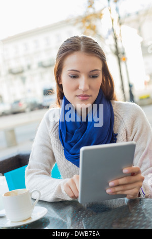 Schöne Frau mit Tablet-PC am Straßencafé Stockfoto