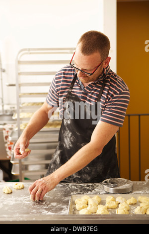 Männliche Formen von Teig in Bäckerei Bäcker Stockfoto