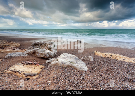 getrübte Gewitterhimmel über Strand im Ozean, Normandie, Frankreich Stockfoto