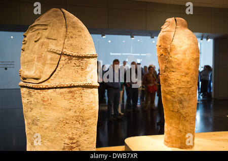 Jerusalem, Israel. 5. März 2014. Besucher besichtigen die Archäologie-Flügel im Israel Museum, im Jahr 1965 gegründet und gehört zu den führenden Kunst und Archäologie Museen der Welt. Bildnachweis: Nir Alon/Alamy Live-Nachrichten Stockfoto