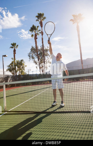 Senior Tennisspieler spielen auf Platz Stockfoto