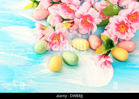 Oster-Deko mit Blumen und Eiern. Frühling. Retro-Stil getönten Bild Stockfoto