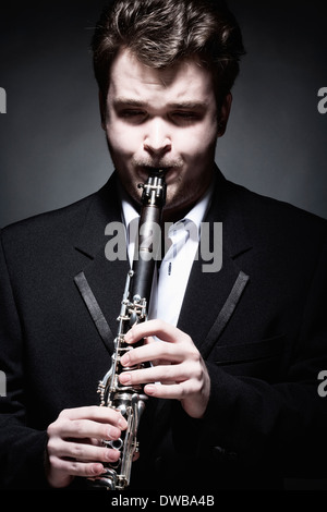 Porträt des jungen männlichen Musiker spielt Klarinette Stockfoto