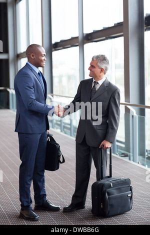 glücklich Geschäftsreisende treffen am Flughafen Stockfoto