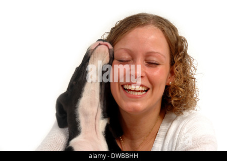 Glückliche junge Frau und ihr Hündchen. Stockfoto