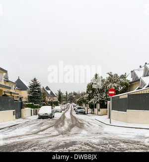 Schneebedeckte Straße mit den Spuren der Räder Stockfoto