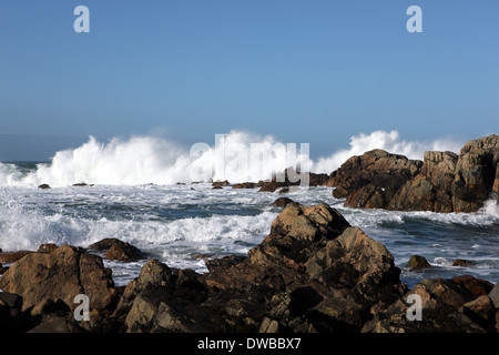 Wellen an den Felsen an einem Strand in Iona, einer der Inseln der Inneren Hebriden Scotland Stockfoto