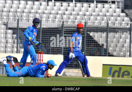 Dhaka, Bangladesch. 5. März 2014. Spieler von Afghanistan treten während der Asien-Cup eintägigen internationalen Cricket Match gegen Indien im Sher-e-Bangla Stadium in Dhaka, Bangladesch, 5. März 2014. Bildnachweis: Shariful Islam/Xinhua/Alamy Live-Nachrichten Stockfoto