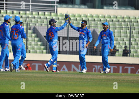 Dhaka, Bangladesch. 5. März 2014. Spieler von Indien feiern während der Asien-Cup eintägigen internationalen Cricket-Match gegen Afghanistan im Sher-e-Bangla Stadium in Dhaka, Bangladesch, 5. März 2014. Bildnachweis: Shariful Islam/Xinhua/Alamy Live-Nachrichten Stockfoto