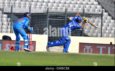 Dhaka, Bangladesch. 5. März 2014. Spieler von Afghanistan treten während der Asien-Cup eintägigen internationalen Cricket Match gegen Indien im Sher-e-Bangla Stadium in Dhaka, Bangladesch, 5. März 2014. Bildnachweis: Shariful Islam/Xinhua/Alamy Live-Nachrichten Stockfoto