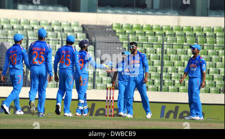 Dhaka, Bangladesch. 5. März 2014. Spieler von Indien feiern während der Asien-Cup eintägigen internationalen Cricket-Match gegen Afghanistan im Sher-e-Bangla Stadium in Dhaka, Bangladesch, 5. März 2014. Bildnachweis: Shariful Islam/Xinhua/Alamy Live-Nachrichten Stockfoto