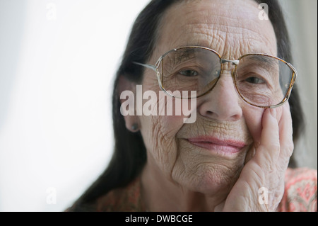 Ältere Frau mit Brille Stockfoto