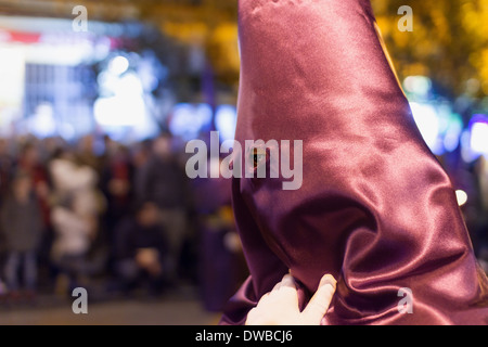 Karwoche in Spanien, Prozession der Stille in der Nacht. Semana Santa ist eine Tradition in Spanien Stockfoto