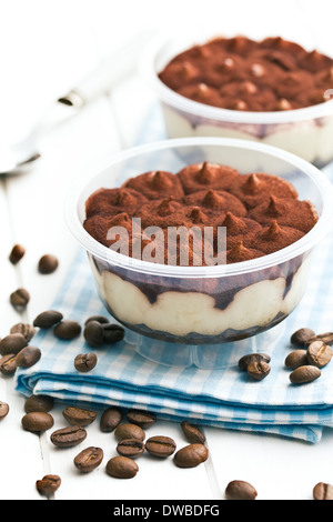 Dessert Tiramisu und Kaffeebohnen auf Küchentisch Stockfoto