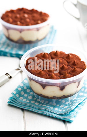 Dessert Tiramisu im Becher auf Küchentisch Stockfoto