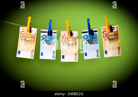 Euro-Banknoten auf einer Wäscheleine mit Wäscheklammern aufgehängt. Stockfoto
