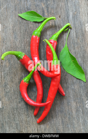 Rote Chilischoten über hölzerne Hintergrund Stockfoto