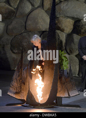 Jerusalem, Israel. 5. März 2014. Der Premier von Nordrhein-Westfalen, Hannelore Kraft, beteiligt sich an einer Kranzniederlegung in der Halle der Erinnerung an die Holocaust-Gedenkstätte Yad Vashem in Jerusalem, Israel, 5. März 2014. Foto: Dpa/ROBERTO PFEIL/Alamy Live News Stockfoto