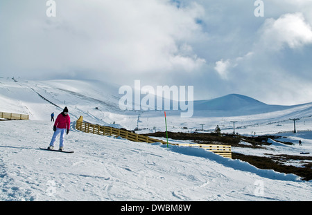 Snowboarder auf der Piste am Cairngorm Mountain Ski Centre in der Nähe von Aviemore, Cairngorms National Park, Schottisches Hochland, Schottland, Vereinigtes Königreich Stockfoto