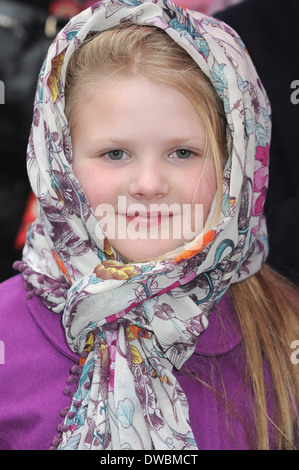 Junges Mädchen mit Kopftuch Masleniza russischen Festival in Trafalgar Square London Vereinigtes Königreich. 03.02.2014 Stockfoto