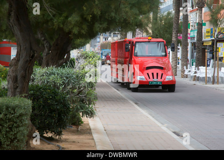 Rote Mini-Touristenzug auf Tour zwischen Can Pastilla und El Arenal, Mallorca, Balearische Inseln, Spanien, vor-und Nachsaison. Stockfoto