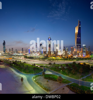 Kuwait, moderne Skyline und zentraler Geschäftsbezirk, erhöhten Blick Stockfoto