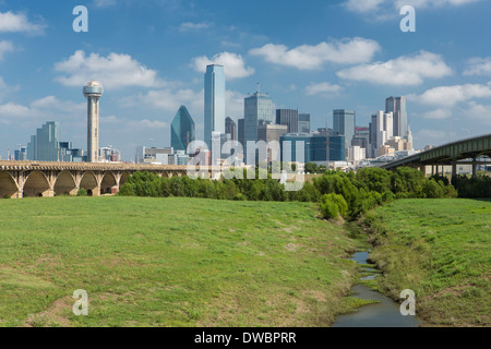 Dallas, Texas, USA, Autobahnbrücke über Dallas Fluss Aue und die Innenstadt von skyline Stockfoto