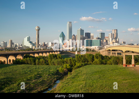 Dallas, Texas, USA, Autobahnbrücke über Dallas Fluss Aue und die Innenstadt von skyline Stockfoto