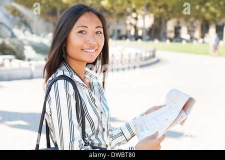 Schöne asiatische Touristen halten und lesen Tour Stadtplan Stockfoto