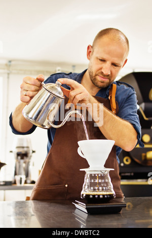 Gießen kochendes Wasser in Kaffeefilter Barista Stockfoto