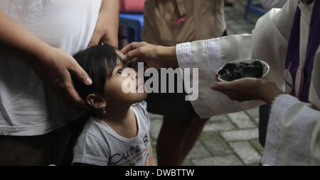 Yogyakarta, Indonesien. 5. März 2014. 5. März 2014: Eine indonesische Christian auf den Aschermittwoch Masse an die Kirche des Heiligen Antonius am 5. März 2014 in Yogyakarta, Indonesien. In den westlichen christlichen Überlieferungen (einschließlich römische katholische und evangelische) Aschermittwoch ist der erste Tag der Fastenzeit und tritt am Mittwoch, 40 Tage vor Ostern, nicht mitgerechnet die Sonntage oder 44 Tage (außer sonntags) vor Freitag, und am Tag von den Menschen, die in kirchlichen Stirn mit dem Kreuz der Asche als Zeichen der Trauer, Reue und Buße gekennzeichnet. Bildnachweis: Sijori Images/ZUMAPRESS.com/Alamy Live Stockfoto