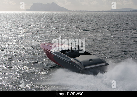 Zwei Erwachsene Männer im Schnellboot, Rock of Gibraltar im Hintergrund, Sotogrande, Cadiz, Spanien Stockfoto