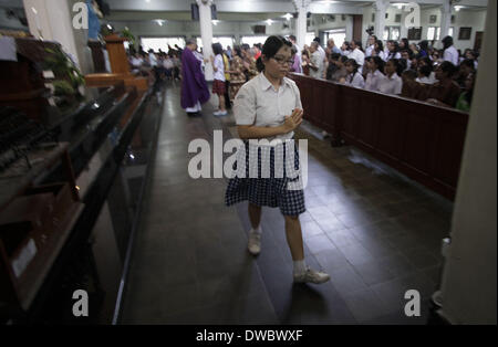 Yogyakarta, Indonesien. 5. März 2014. 5. März 2014: Eine indonesische Christian auf den Aschermittwoch Masse an die Kirche des Heiligen Antonius am 5. März 2014 in Yogyakarta, Indonesien. In den westlichen christlichen Überlieferungen (einschließlich römische katholische und evangelische) Aschermittwoch ist der erste Tag der Fastenzeit und tritt am Mittwoch, 40 Tage vor Ostern, nicht mitgerechnet die Sonntage oder 44 Tage (außer sonntags) vor Freitag, und am Tag von den Menschen, die in kirchlichen Stirn mit dem Kreuz der Asche als Zeichen der Trauer, Reue und Buße gekennzeichnet. Bildnachweis: Sijori Images/ZUMAPRESS.com/Alamy Live Stockfoto