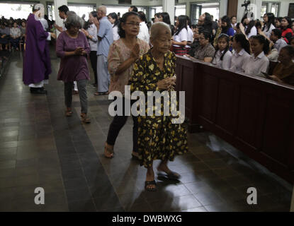 Yogyakarta, Indonesien. 5. März 2014. 5. März 2014: Eine indonesische Christian auf den Aschermittwoch Masse an die Kirche des Heiligen Antonius am 5. März 2014 in Yogyakarta, Indonesien. In den westlichen christlichen Überlieferungen (einschließlich römische katholische und evangelische) Aschermittwoch ist der erste Tag der Fastenzeit und tritt am Mittwoch, 40 Tage vor Ostern, nicht mitgerechnet die Sonntage oder 44 Tage (außer sonntags) vor Freitag, und am Tag von den Menschen, die in kirchlichen Stirn mit dem Kreuz der Asche als Zeichen der Trauer, Reue und Buße gekennzeichnet. Bildnachweis: Sijori Images/ZUMAPRESS.com/Alamy Live Stockfoto