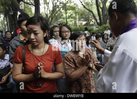 Yogyakarta, Indonesien. 5. März 2014. 5. März 2014: Eine indonesische Christian auf den Aschermittwoch Masse an die Kirche des Heiligen Antonius am 5. März 2014 in Yogyakarta, Indonesien. In den westlichen christlichen Überlieferungen (einschließlich römische katholische und evangelische) Aschermittwoch ist der erste Tag der Fastenzeit und tritt am Mittwoch, 40 Tage vor Ostern, nicht mitgerechnet die Sonntage oder 44 Tage (außer sonntags) vor Freitag, und am Tag von den Menschen, die in kirchlichen Stirn mit dem Kreuz der Asche als Zeichen der Trauer, Reue und Buße gekennzeichnet. Bildnachweis: Sijori Images/ZUMAPRESS.com/Alamy Live Stockfoto