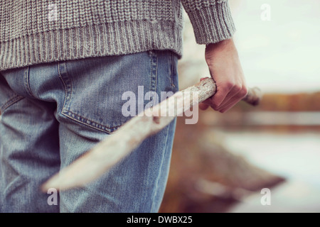 Mittelteil des Mannes hält Stock Stockfoto