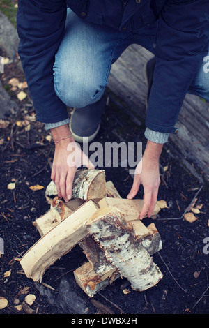 Geringen Teil der Mann Vermittlung von Holz für Lagerfeuer Stockfoto