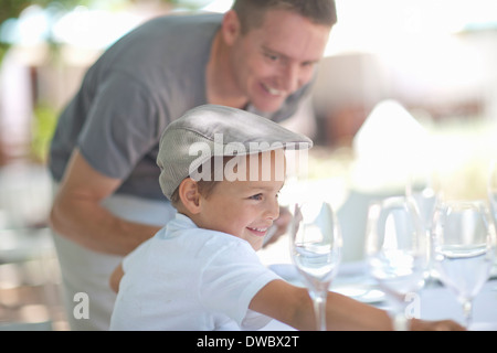 Vater und Sohn Einstellung Tabelle Stockfoto