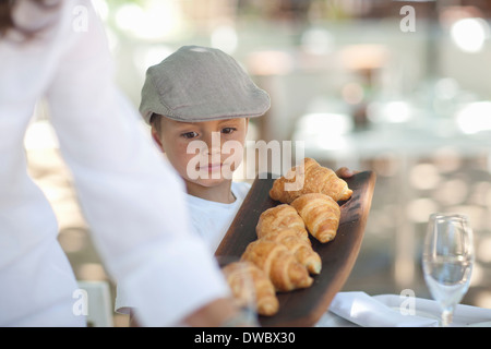 Junge Servierplatte Croissant Stockfoto