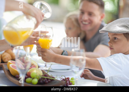 Familie im Freien zu Speisen Stockfoto