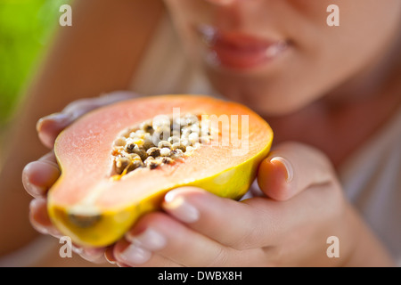 Frau hält halbierte papaya Stockfoto