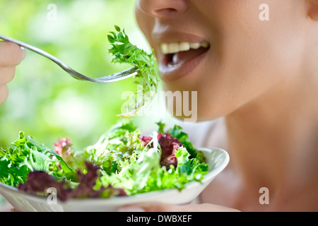 Frau Salat essen Stockfoto